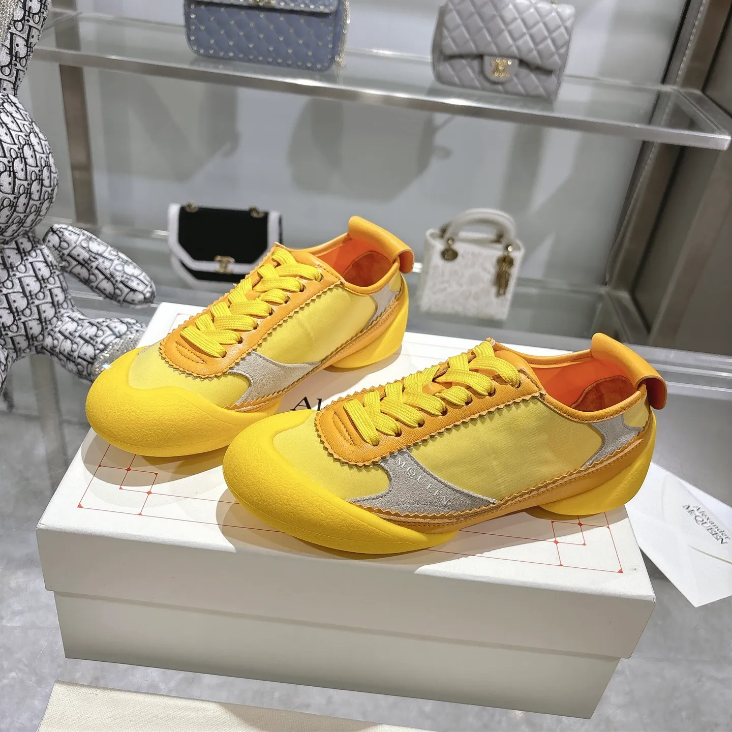 👟👟Ex-factory price 580👟👟 Men's size +10 2025 McQueen's new AIexanderMcQUEEN✅ The original quality has been certified! The original version is reproduced 1:1, and the latest products are available at the latest counters simultaneously. • McQueen logo • Round toe box • Lightweight segmented sole design, made of imported stretch breathable fabric + grained cowhide, soft inner lining and insole, comfortable for walking and not stuffy on the feet. Five colors: black and white • white • apricot • black brown • yellow Fabric: grained cowhide + stretch fabric + cow suede Insole: imported sheepskin Women’s model: 35–40 (40 for women is non-refundable) Men’s model: 40-45 (45 for men is non-refundable) Women’s model: (men’s model +10)